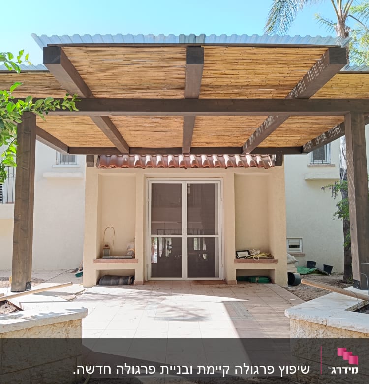 פרגולה מעץ עם גג במבוק בגינה